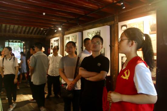 ”追寻革命印迹，情系红色鄞州“17吃瓜网
寻迹小分队-故居讲解